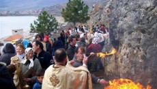 Festa e Krishtlindjeve, dita e lindjes së Krishtit, u festua mes Maqedonasve ortodoks në Shqipëri. Nën frymën e traditës dhe zakonet maqedonase, duke shkëmbyer urimet për shëndet, lumturi, paqe dhe […]
