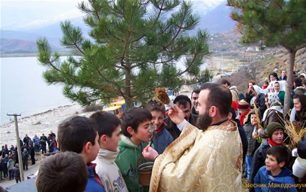 Отец Алексо во Пустец за време на литургијата