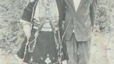 На сликата е убавата Ѓурѓа Лило со брачедот Спасе син на наејзиниот вујко Јован. Фотографирани се на 8 јуни 1966 година. За носијата Ѓурѓа вели дека е многу стара а […]