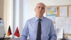 Германскиот амбасадор во Албанија Петер Зинграф ја коментира изјавата на премиерот Рама дадена пред три дена во Берлин каде што рече дека доколку во јуни не се отворат преговори за […]