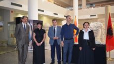 Nën organizimin e Ambasadës maqedonase dje, më 18 maj, në Durrës u hap ekspozitë nga fondi i pasur i Institucionit Kombëtar “Instituti dhe Muzeu” i Bitolës në Durrës. Ekspozita “Ëndrrat […]