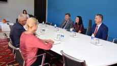 Ministrja e Kulturës të Republikës së Maqedonisë, Bisera Kostadinovska Stojçevska, Ambasadorin maqedonas në Shqipëri, Danço Markovski dhe kryetari i partisë Aleanca e Maqedonasve për Integrimin Europian (AMIE), Vasil Sterjovski patëm […]