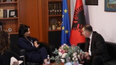 Ambasadori maqedonas në Tiranë, Danço Markovski, ka zhvilluar një takim pune me ministren e Arsimit, Sportit dhe Rinisë, Evis Kushi, në të cilën janë dakorduar për nevojën e futjes së […]