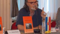 Linguisti dhe profesori kroat Goran Kalogjera kërkon reagim nga Akademia e Shkencave dhe Arteve e Maqedonisë, por edhe nga institucionet shkencore (Instituti i Letërsisë Maqedonase, Instituti i Gjuhës Maqedonase dhe […]