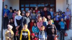 Organizata humanitare “Sveti Spas” nga Shkupi dhuroi 50 pako për fëmijët maqedonas në Trebisht, në zonën e Gollobordës, në bashkëpunim me shoqatën maqedonase “Ilinden”-Tiranë, klubin e hendbollit “Enhalon” nga Struga […]