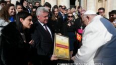 Ish-presidenti i Republikës së Maqedonisë nga viti 2009 deri në vitin 2019, dr. Gjorge Ivanov, mori pjesë në audiencën e përgjithshme të Papa Françeskut, që u mbajt në sheshin e […]
