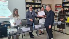 Во просториите на Факултетот за странски јазици при Универзитетот Тирана на пригодна свеченост беа доделени сертификати на првата група најуспешни студенти кои го завршија првиот циклус по македонски јазик, информираат […]