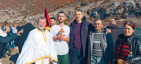 Besimtarët e krishterë Maqedonas në Shqipëri, festuan ditën e Ujit të Bekuar. Ceremonia e hedhjes së kryqit në ujë u mbajtë në zonat e Prespës dhe Gollobordës, në f.Vërnik si […]