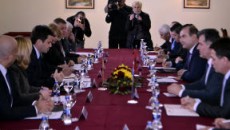 Официјални претставници од Албанија, Македонија и Косово се состанаа во Охрид за да им дадат поттик на проектите за транспортната инфраструктура. [Mики Трајковски/SETimes] Aлбанија, Македонија и Косово работат на проекти […]