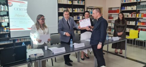 Në ambientet e Fakultetit të Gjuhëve të Huaja në Universitetin e Tiranës u ndanë çertifikatat për grupin e parë të studentëve më të suksesshëm që përfunduan ciklin e parë të […]