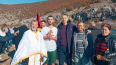 Besimtarët e krishterë Maqedonas në Shqipëri, festuan ditën e Ujit të Bekuar. Ceremonia e hedhjes së kryqit në ujë u mbajtë në zonat e Prespës dhe Gollobordës, në f.Vërnik si […]